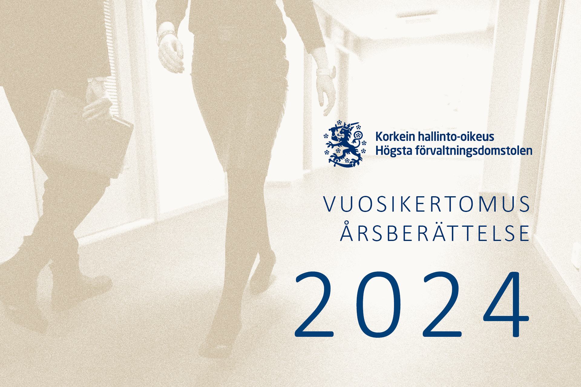 Ruskeasävyinen rakeinen kuva, jossa kaksi kävelevää ihmistä vyötäröstä ylöspäin. Kuvan päällä korkeimman hallinto-oikeuden sininen leijonatunnus ja logoteksti Korkein hallinto-oikeus, Högsta förvaltningsdomstolen. Kuvan päällä lisäksi teksti: vuosikertomus, årsberättelse 2024. Ruskeasävyinen rakeinen kuva, jossa kaksi kävelevää ihmistä vyötäröstä ylöspäin. Kuvan päällä korkeimman hallinto-oikeuden sininen leijonatunnus ja logoteksti Korkein hallinto-oikeus, Högsta förvaltningsdomstolen. Kuvan päällä lisäksi teksti: vuosikertomus, årsberättelse 2024.